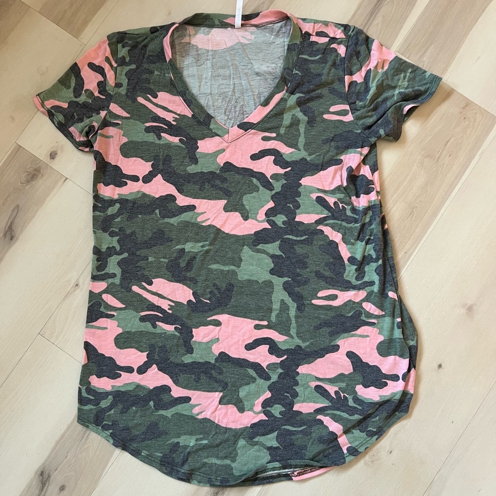 Jupee Camouflage V-Neck Women's Top - Pink and Green